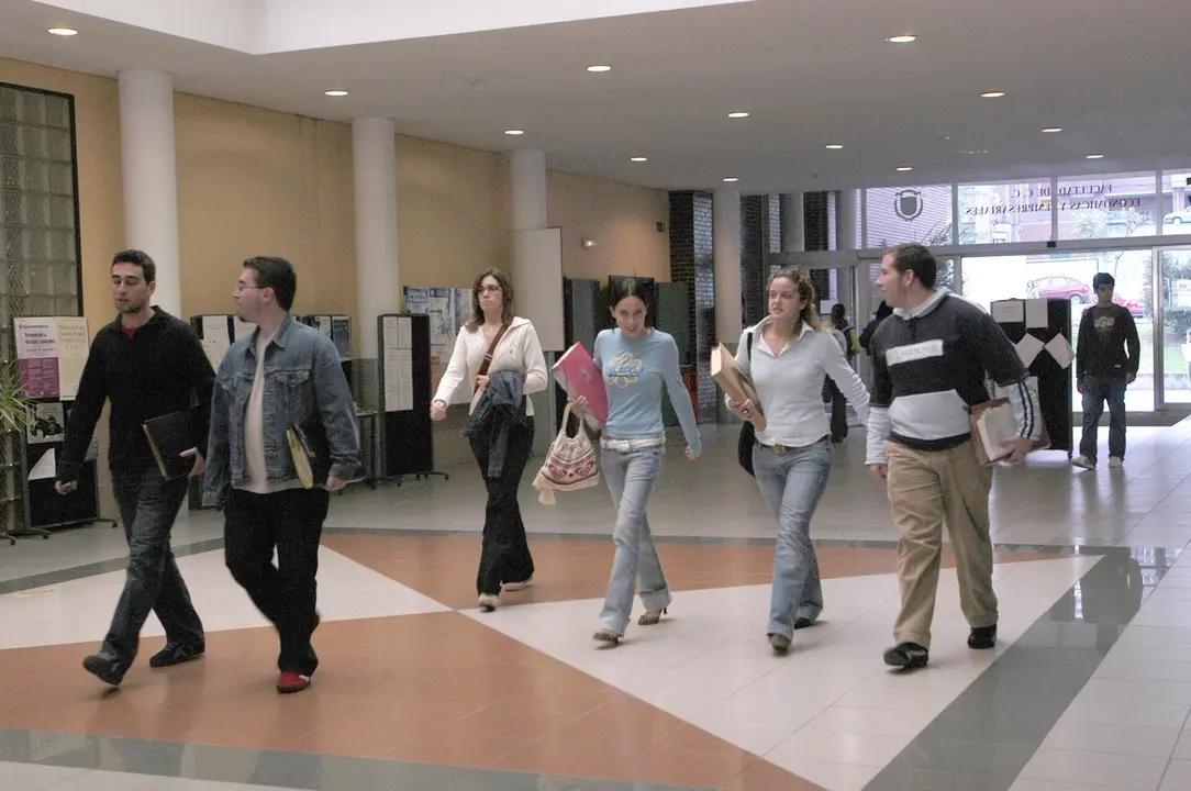 Imagen del interior de la facultad de Ciencias Econ&oacute;micas de la Universidad de Cantabria. Archivo