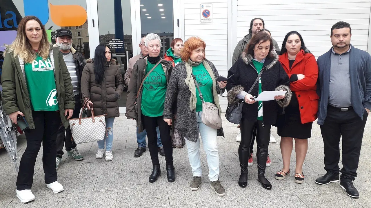 Miembros de la PAH ante la Direcci&oacute;n General de Vivienda