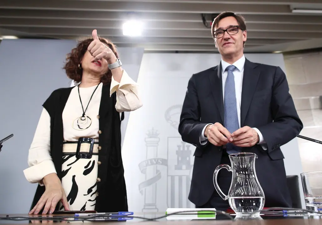 La ministra de Hacienda, Mar&iacute;a Jes&uacute;s Montero, y el ministro de Sanidad, Salvador Illa, minutos antes de que de comienzo la rueda de prensa posterior al Consejo de Ministros convocada ante los medios para informar sobre el coronavirus.