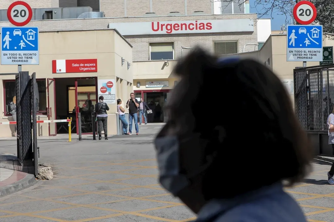 Una mujer protegida con mascarilla pasea cerca de la puerta de Urgencias del Hospital Gregorio Mara&ntilde;&oacute;n, un d&iacute;a despu&eacute;s de que el presidente del Gobierno, Pedro S&aacute;nchez, declarase el Estado de Alarma debido a la crisis del coronavirus en Espa&ntilde;a, en Madrid 