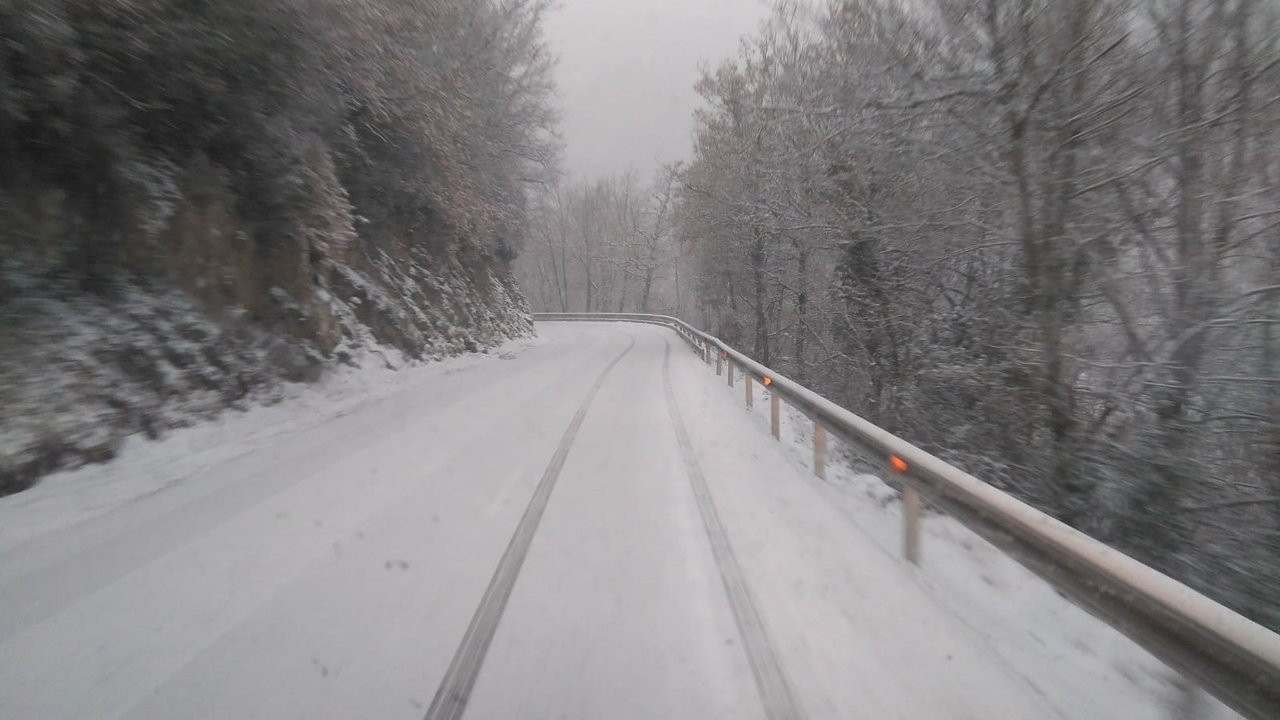 Carretera a Nieva de Cameros (La Rioja) nevada, en enero de 2020