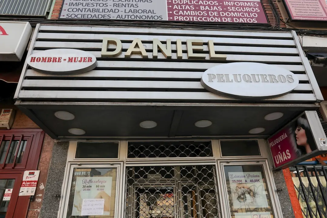 Peluquer&iacute;as de Madrid totalmente cerradas un d&iacute;a despu&eacute;s de que el Gobierno pidese su apertura durante todo el Estado de Alarma por el coronavirus para poder atender a usuarios que lo necesiten, en Madrid (Espa&ntilde;a), a 15 de marzo de 2020.