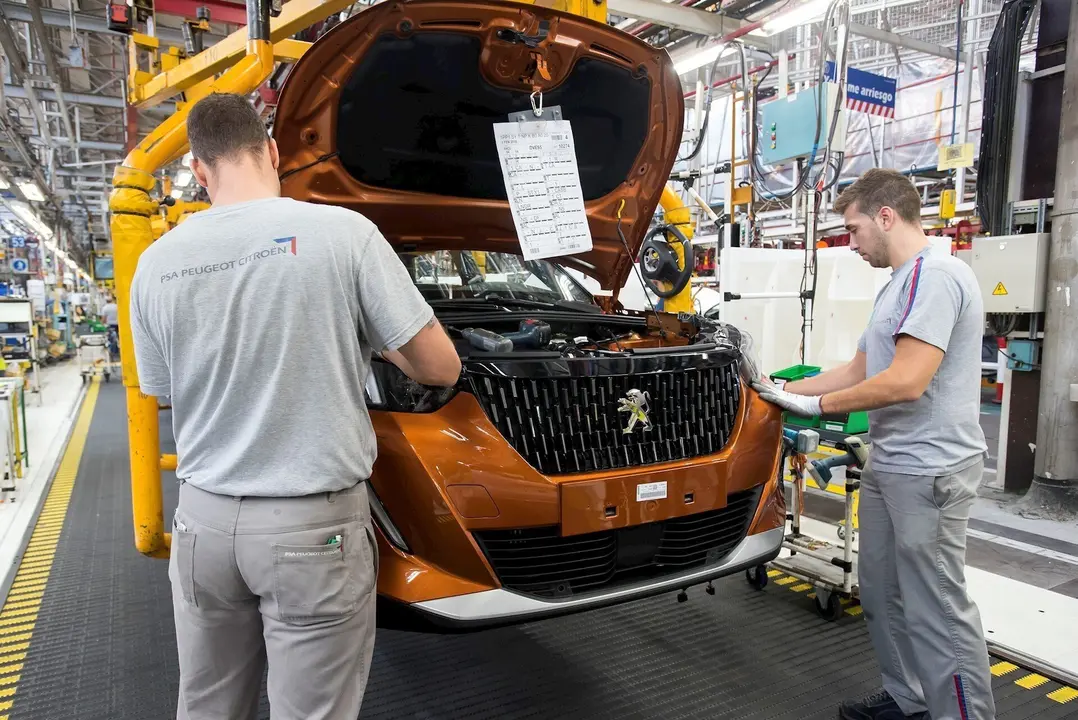 L&iacute;nea de montaje en la planta de PSA Peugeot Citro&euml;n en Vigo (Pontevedra).