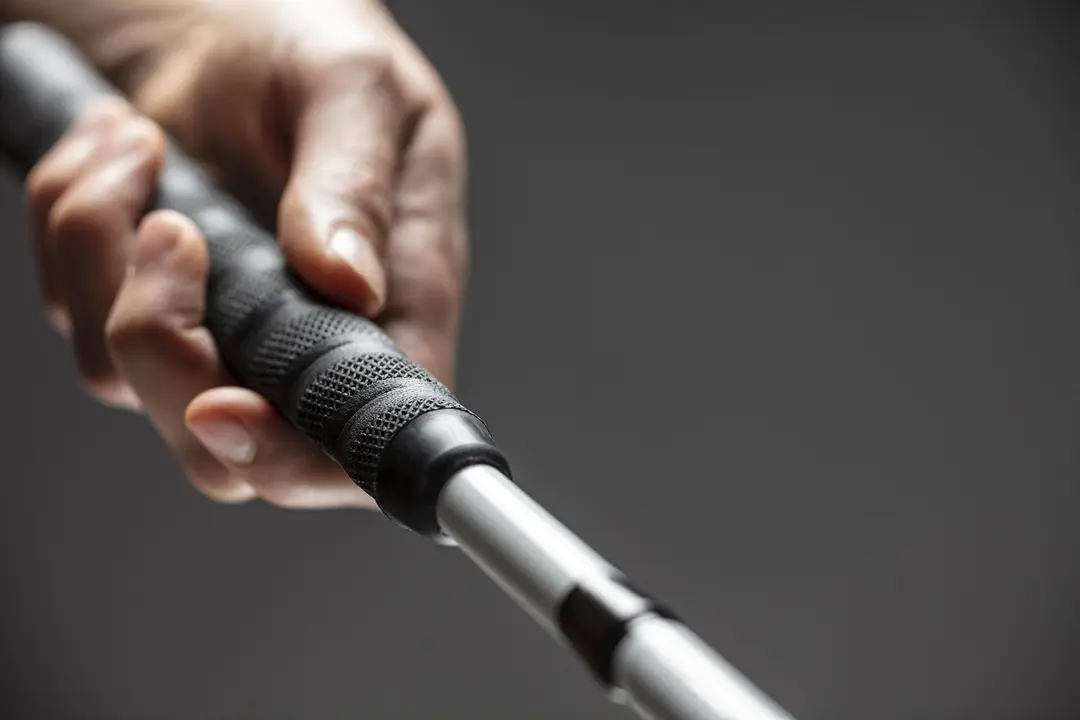 Foto de recurso de una persona ciega con su bast&oacute;n