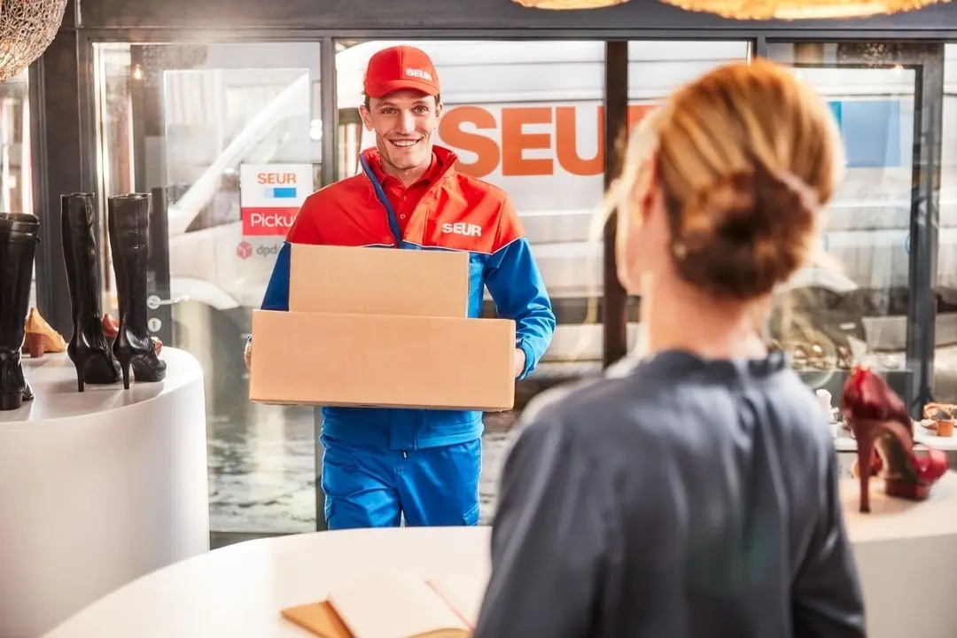 Repartidor entregant un paquet