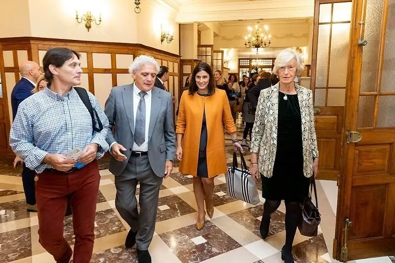La consejera de Turismo, Marina Lomb&oacute;, junto a la alcaldesa de Santander, Gema Igual,  y el presidente de la Ascociaci&oacute;n de Hosteler&iacute;a, &Aacute;ngel Cuevas