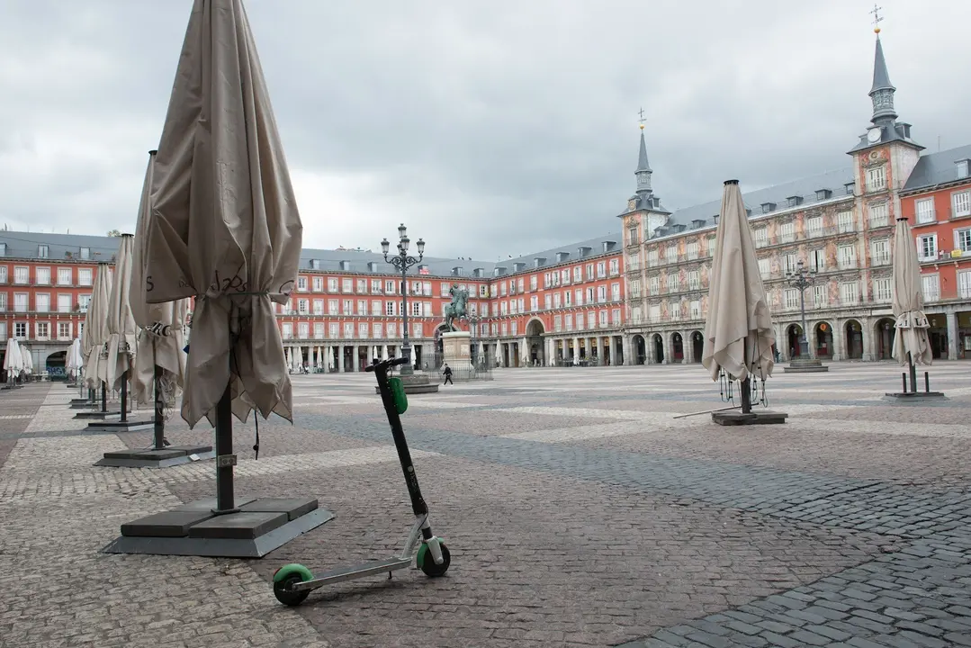 La c&eacute;ntrica Plaza Mayor de Madrid, vac&iacute;a durante el estado de alarma decretado por el coronavirus, en Madrid (Espa&ntilde;a), a 16 de marzo de 2020.