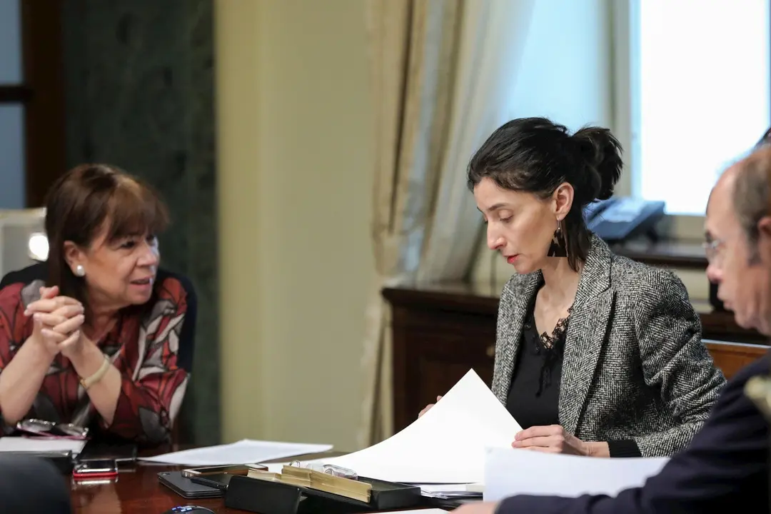 La vicepresidenta primera del Senado, Cristina Narbona (i) y la presidenta de la Mesa del Senado, Pilar Llop (d), durante la Mesa del Senado, que no para la actividad durante el segundo d&iacute;a laborable del estado de alarma decretado por el coronavirus, en M