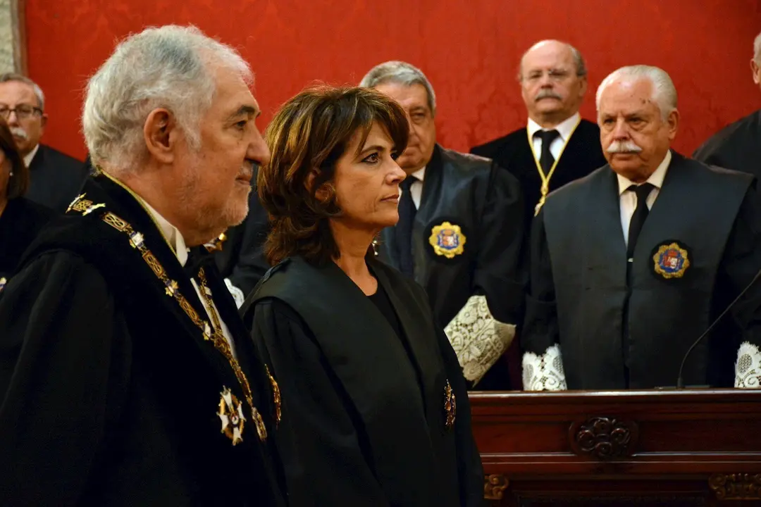 La nueva Fiscal General del Estado, Dolores Delgado (d) junto con el magistrado C&aacute;ndido Conde-Pumpido (i), durante el acto de su toma de posesi&oacute;n celebrado en la sede del Tribunal Supremo en Madrid, en Madrid (Espa&ntilde;a) a 26 de febrero de 2020.