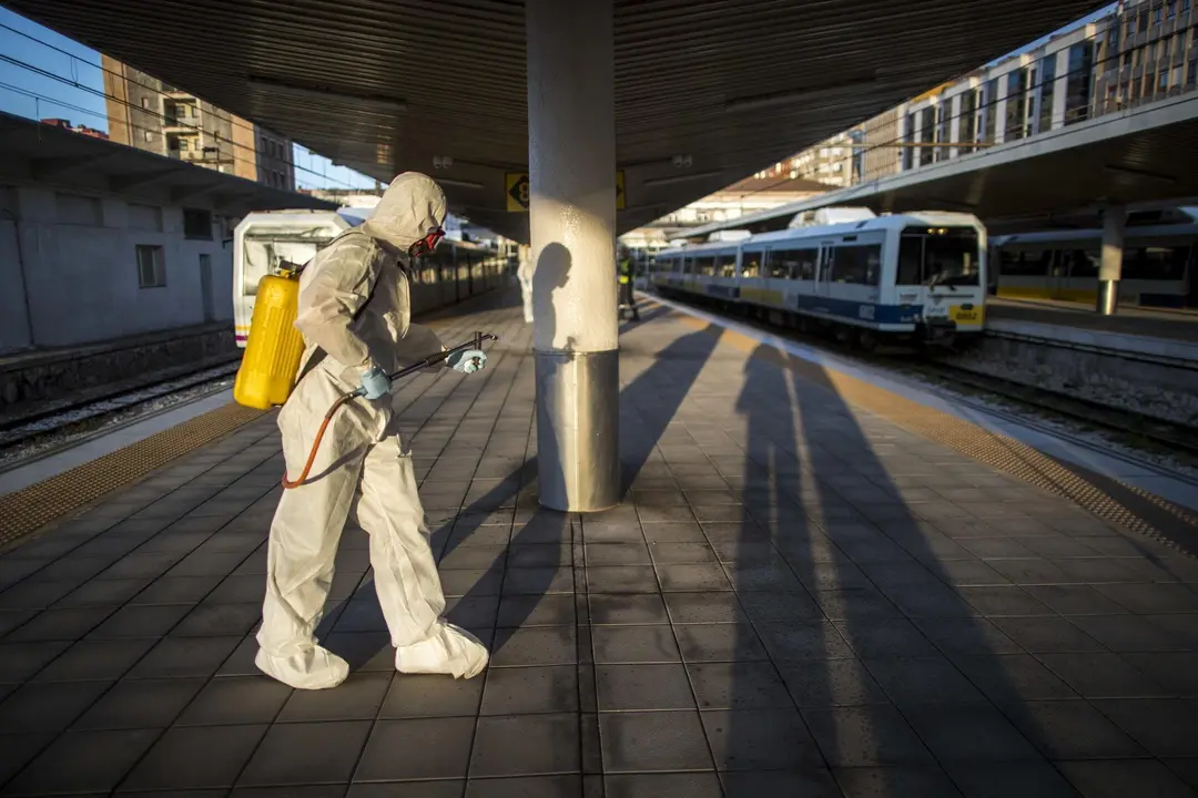 DAVID S. BUSTAMANTE 17/03/2020 SANTANDER/ CANTABRIA La Unidad Militar de Emergencia desinfecta la estacion de FEVE en Santander tras decretarse el Estado de Alerta por el Coronavirus COVID-19