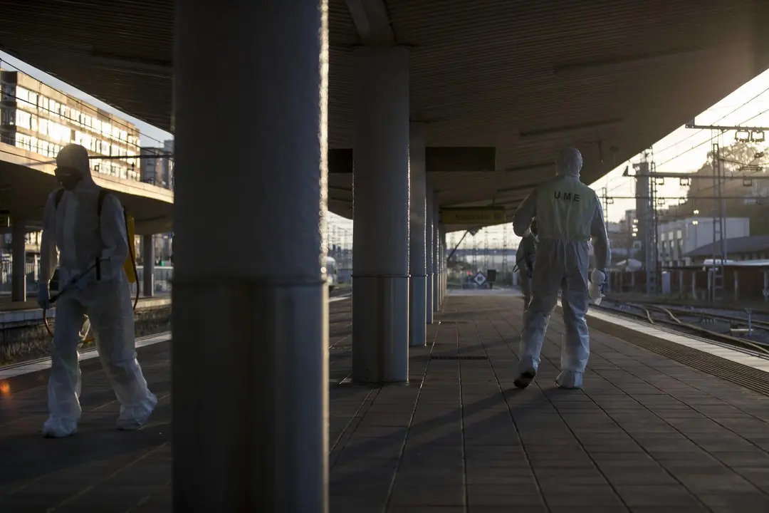 DAVID S. BUSTAMANTE 17/03/2020 SANTANDER/ CANTABRIA La Unidad Militar de Emergencia desinfecta la estacion de FEVE en Santander tras decretarse el Estado de Alerta por el Coronavirus COVID-19