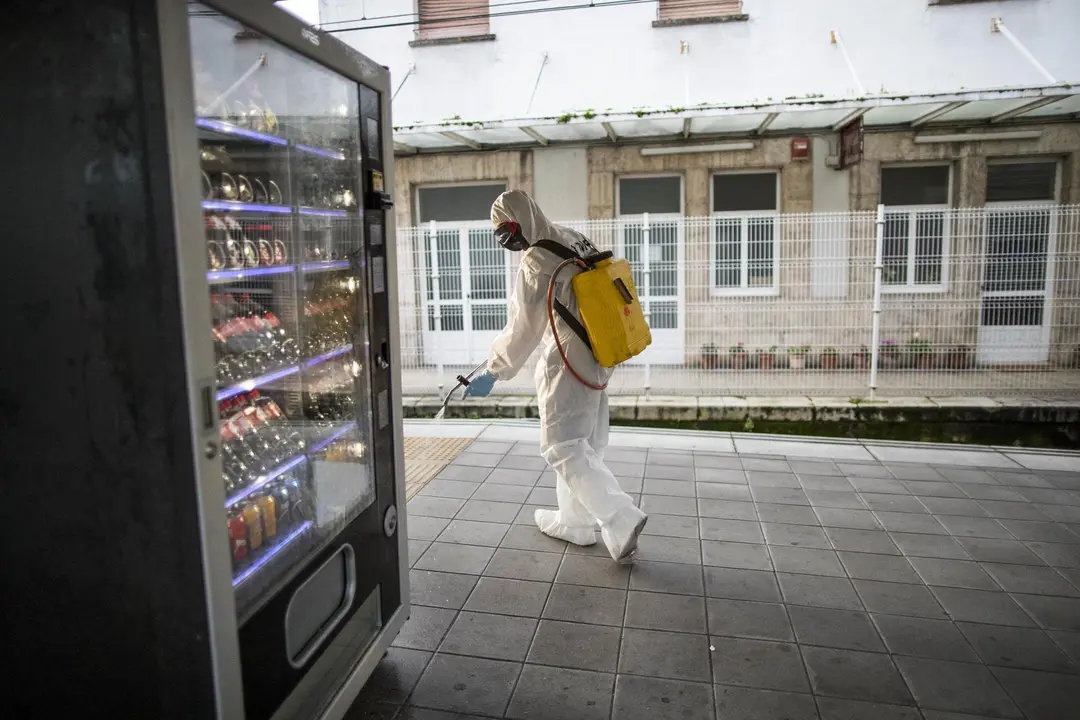 DAVID S. BUSTAMANTE 17/03/2020 SANTANDER/ CANTABRIA La Unidad Militar de Emergencia desinfecta la estacion de FEVE en Santander tras decretarse el Estado de Alerta por el Coronavirus COVID-19