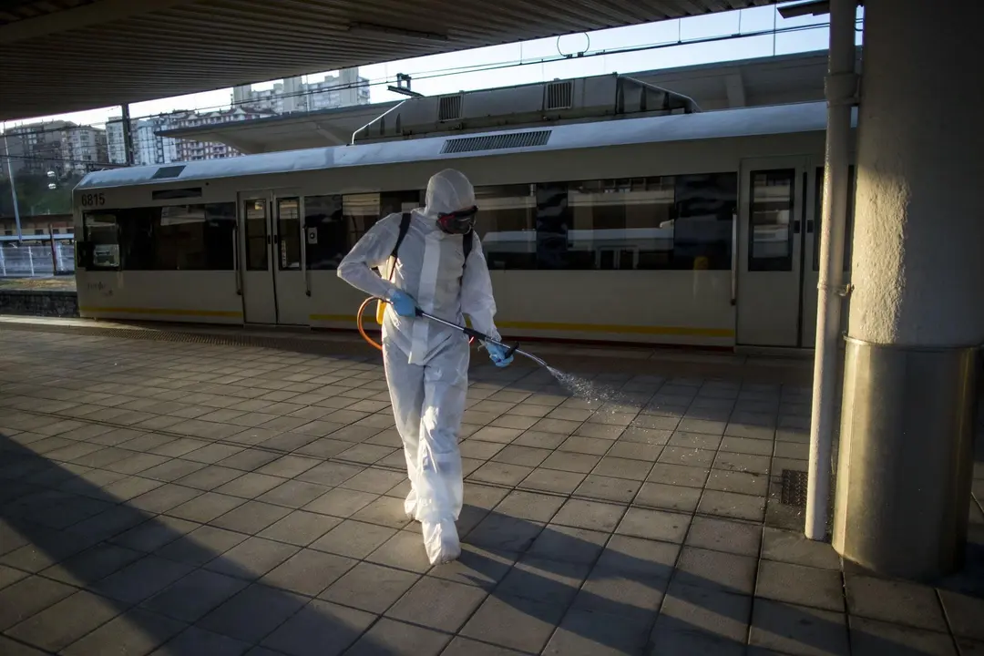 DAVID S. BUSTAMANTE 17/03/2020 SANTANDER/ CANTABRIA La Unidad Militar de Emergencia desinfecta la estacion de FEVE en Santander tras decretarse el Estado de Alerta por el Coronavirus COVID-19