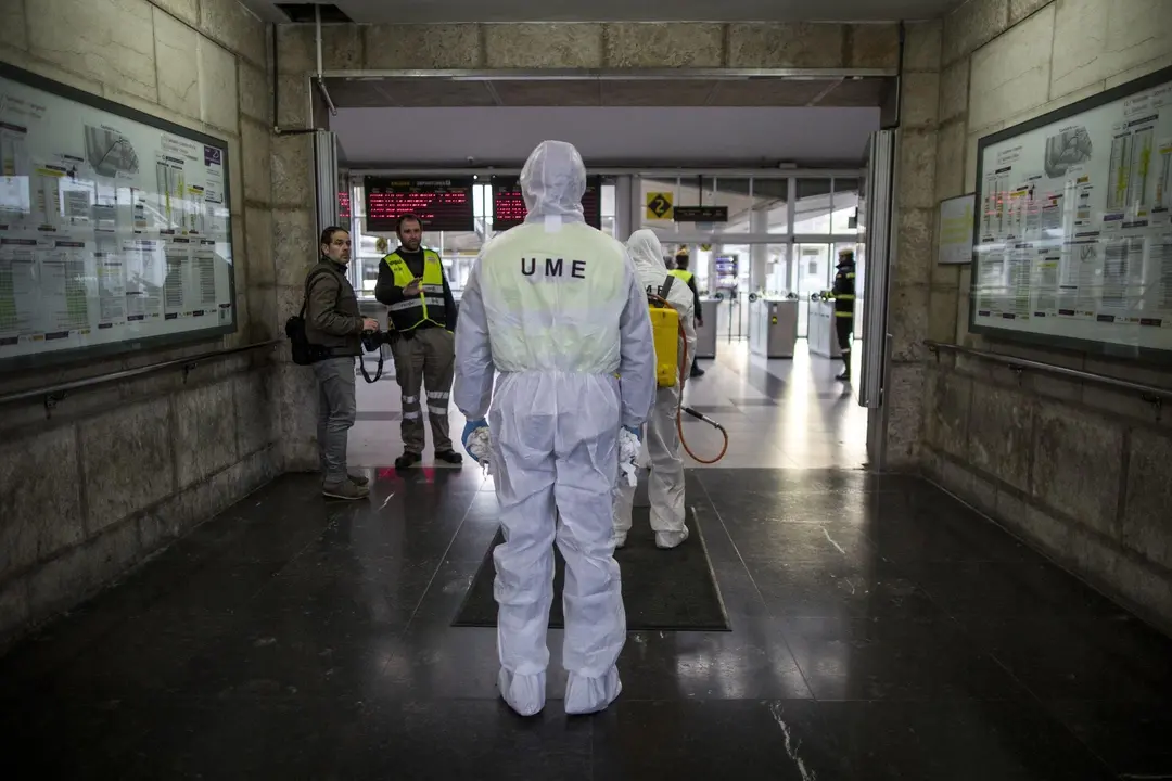 DAVID S. BUSTAMANTE 17/03/2020 SANTANDER/ CANTABRIA La Unidad Militar de Emergencia desinfecta la estacion de FEVE en Santander tras decretarse el Estado de Alerta por el Coronavirus COVID-19