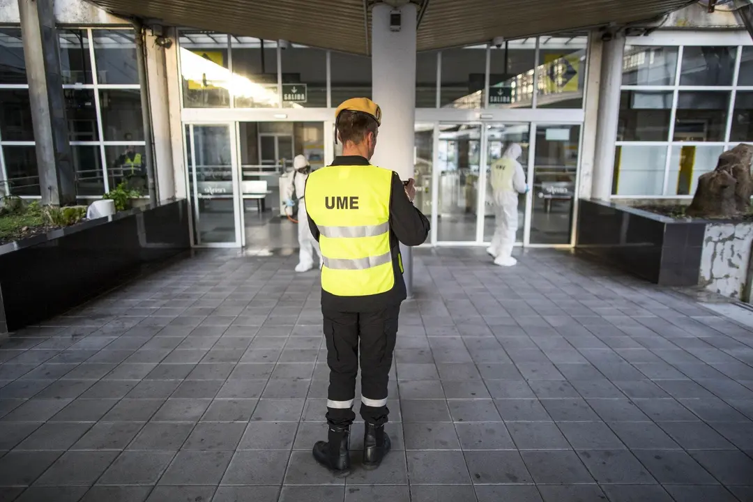 DAVID S. BUSTAMANTE 17/03/2020 SANTANDER/ CANTABRIA La Unidad Militar de Emergencia desinfecta la estacion de FEVE en Santander tras decretarse el Estado de Alerta por el Coronavirus COVID-19