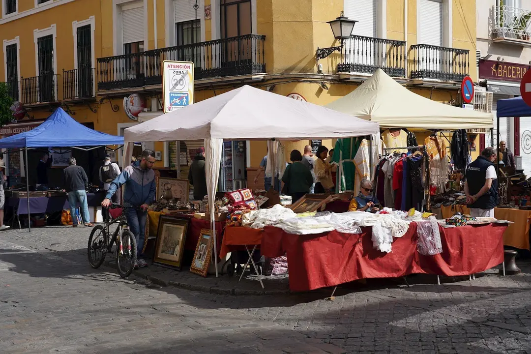 Baja afluencia de p&uacute;blico en el tradicional mercadillo del 'El Jueves' a consecuencia del impacto del coronavirus, Covid-19. En Sevilla, (Andaluc&iacute;a, Espa&ntilde;a), a 12 de marzo de 2020.