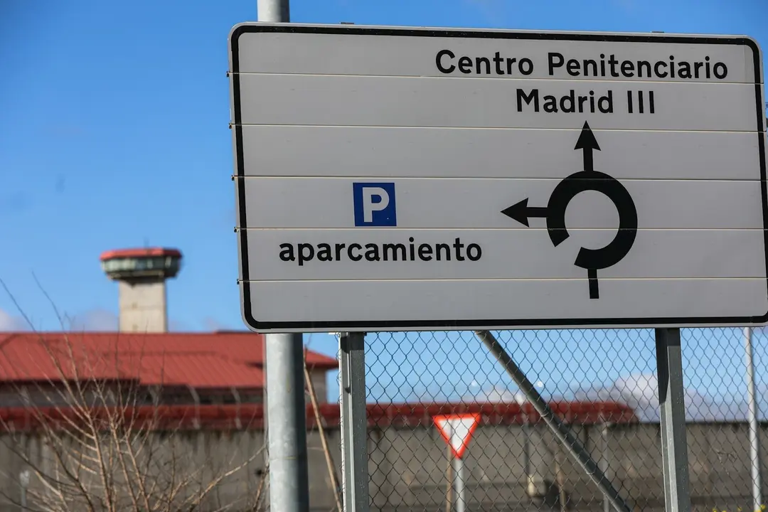 Un cartel indica la direcci&oacute;n a la entrada de la C&aacute;rcel de Valdemoro
