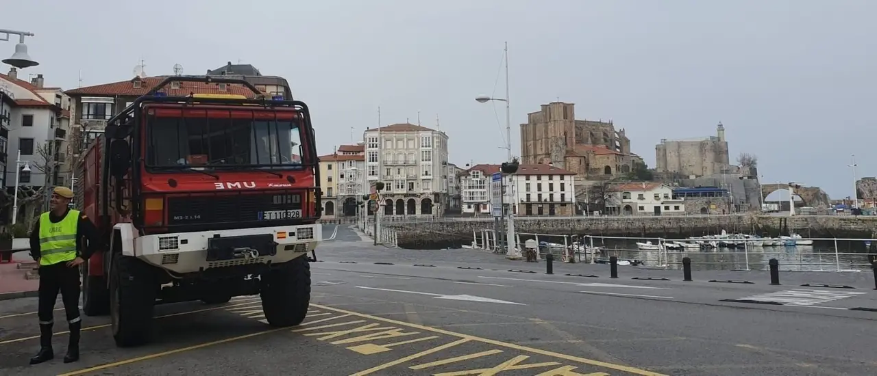 Efectivos de la UME desplegados en Cantabria por el coronavirus limpian Castro Urdiales