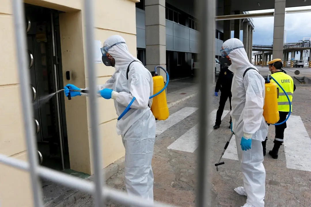 Efectivos de la Unidad Militar de Emergencias, UME realizan tareas de limpieza y desinfecci&oacute;n en M&aacute;laga