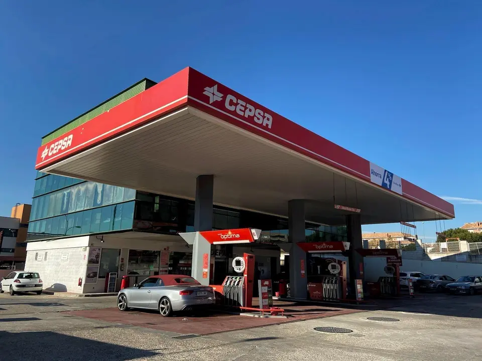 Gasolinera Cepsa desde el exterior, donde pueden verse algunos veh&iacute;culos repostando combustible, en Madrid a 9 de enero de 2020