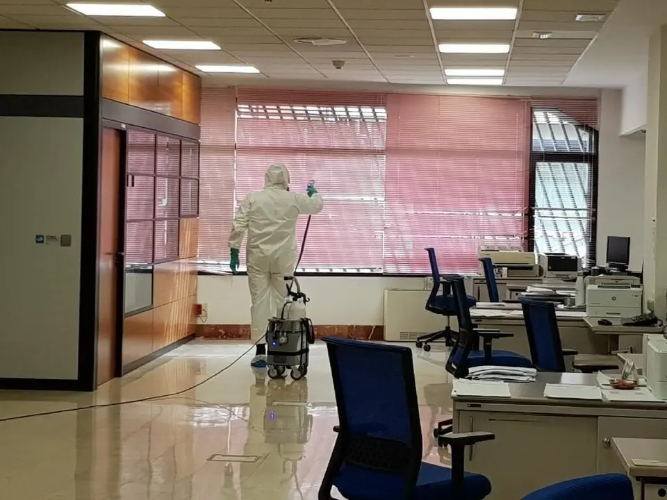 Efectivo de la UME realiza labores de desinfecci&oacute;n en los juzgados de Plaza Castilla y en juzgados de familia