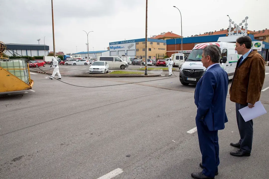El presidente de Cantabria, Miguel &Aacute;ngel Revilla, y el consejero de Obras P&uacute;blicas, Jos&eacute; Luis Gochicoa, durante tareas de desinfecci&oacute;n realizadas el mi&eacute;rcoles en Mercansantander