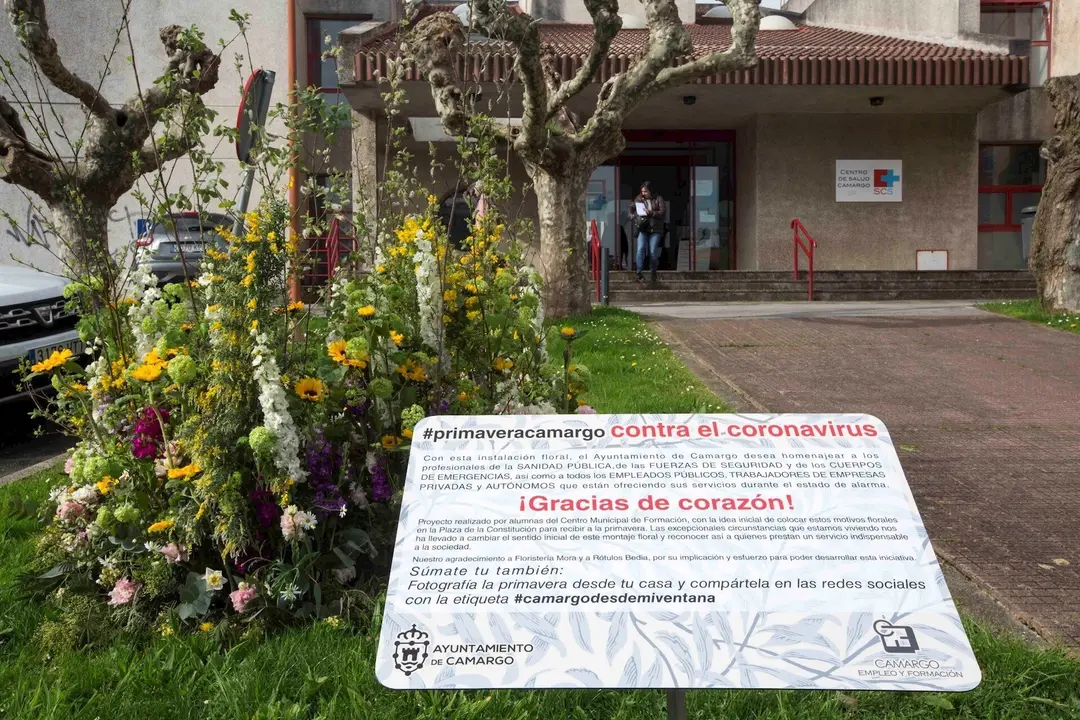 Instalaci&oacute;n floral a las puertas del centro de salud