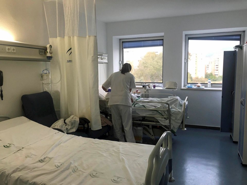 Una enfermera atiende a una paciente en una habitación de la sexta planta del Materno Infantil habilitada para pacientes crónicos ante el periodo de Alta Frecuentación