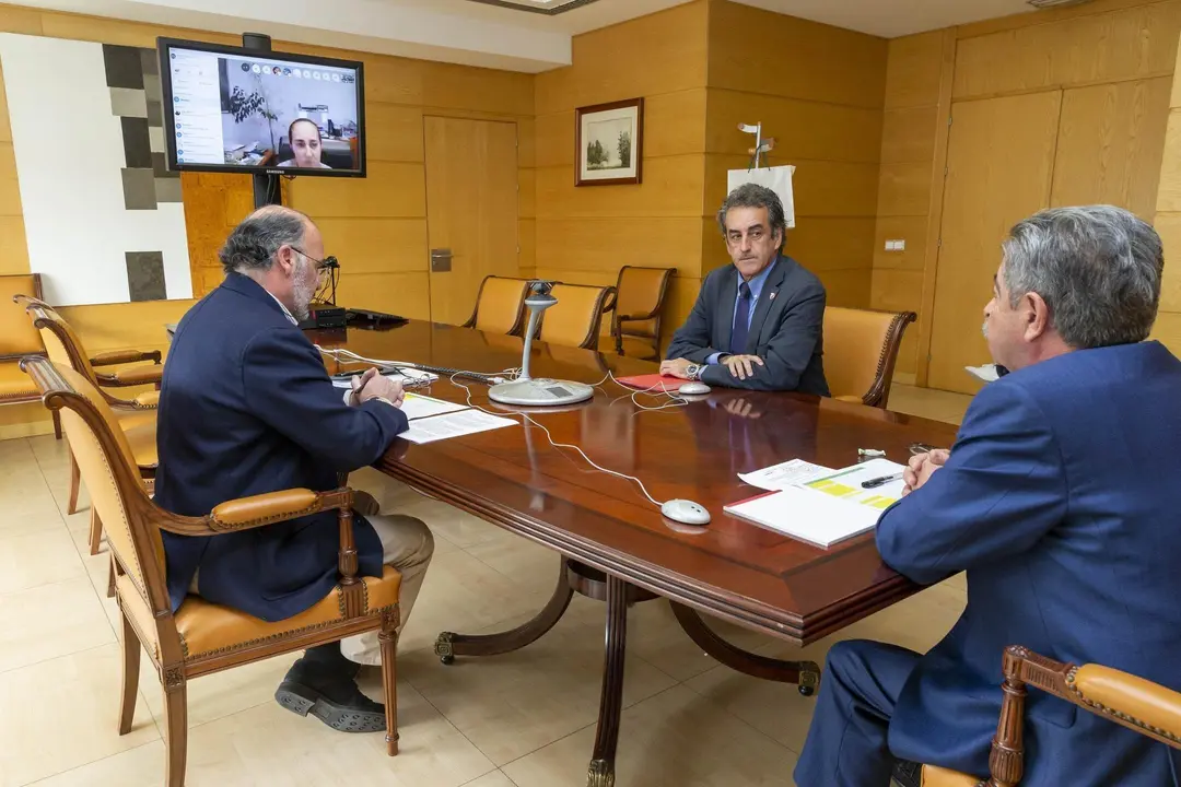 El presidente de Cantabria, Miguel &Aacute;ngel Revilla, y consejero de Industria, Francisco Mart&iacute;n, se re&uacute;ne con videoconferencia por SODERCAN. 20 MARZO 2020 &copy; Miguel De la Parra