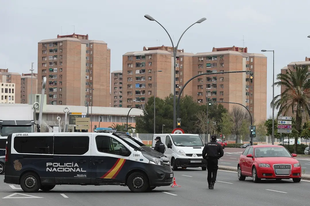 Dos polic&iacute;as detienen a los veh&iacute;culos en uno de los controles sobre los coches que abandonan la ciudad en pleno estado de alarma por el coronavirus en Valencia / Comunidad Aut&oacute;noma (Espa&ntilde;a), a 20 de marzo de 2020.