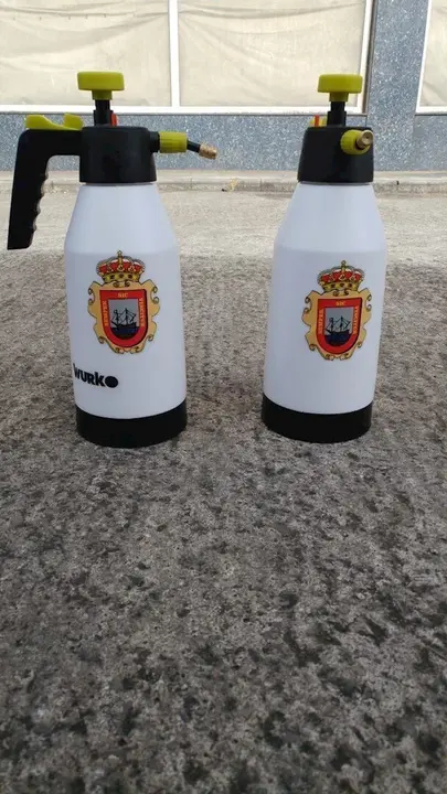 El Ayuntamiento de Astillero reparte pulverizadores entre los comercios abiertos