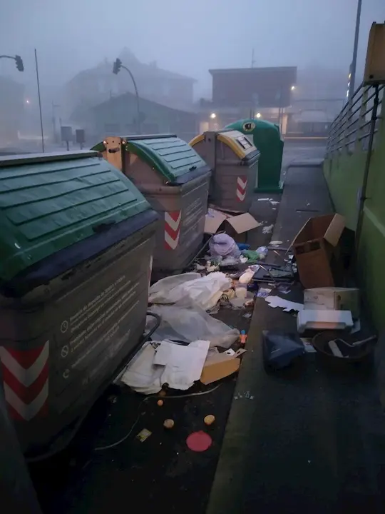 Residuos voluminosos en el exterior de los contenedores e incluso materiales de protecci&oacute;n (guantes, mascarillas,...) fuera de las bolsas de basura en Torrelavega