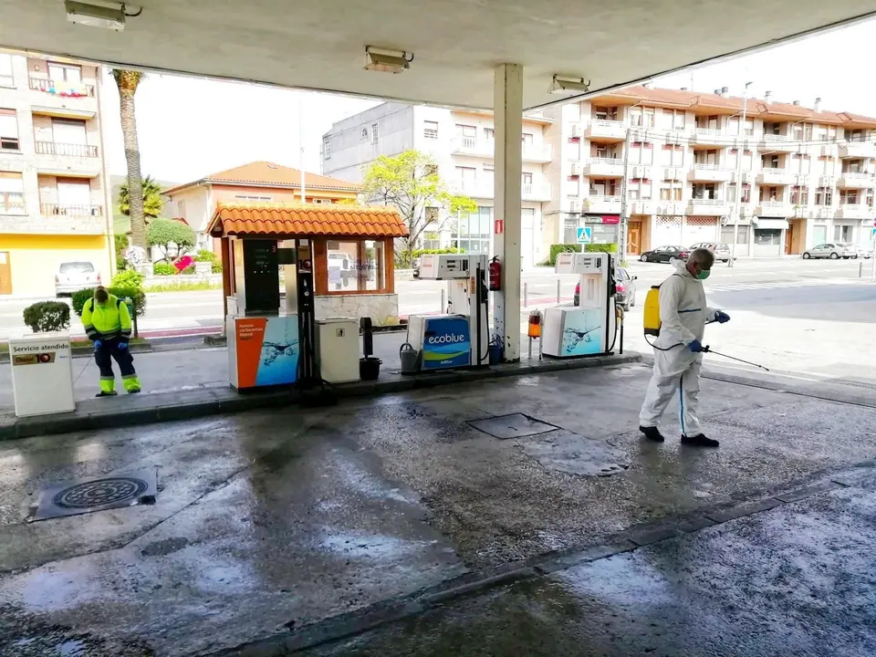 Trabajos de desinfecci&oacute;n en la gasolinera de Beranga