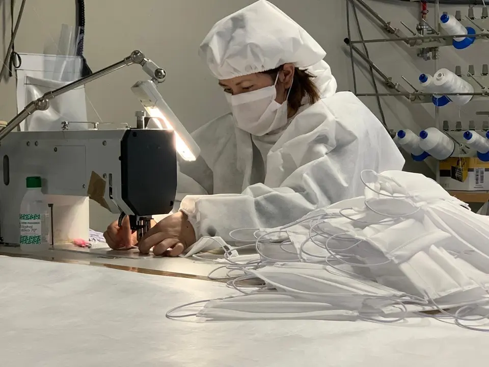 Una trabajadora de la empresa Carpas Zaragoza e Ingenier&iacute;a Textil elabora material sanitario