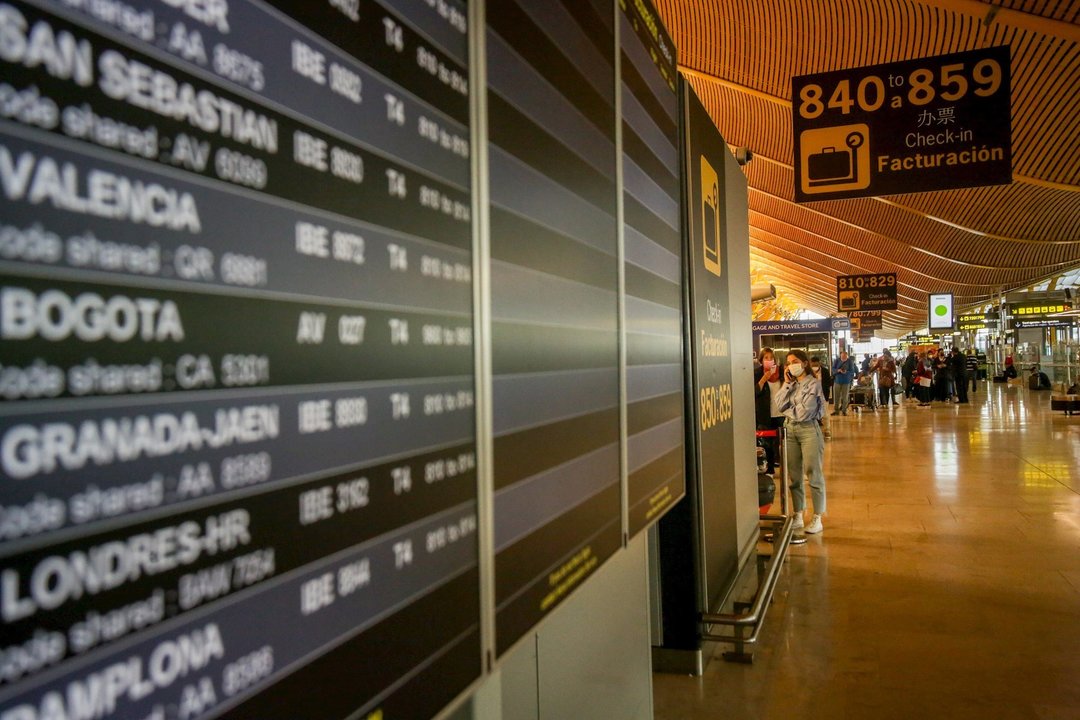 Paneles luminosos de la información de los vuelos en el Aeropuerto Adolfo Suárez Madrid-Barajas