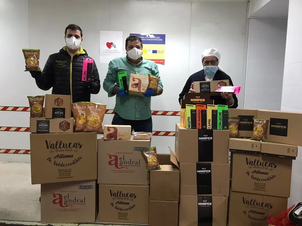 Patatas Vallucas, Sobaos El Andral y Chocolates Monper se unen para donar productos a la Cocina Econ&oacute;mica de Santander
