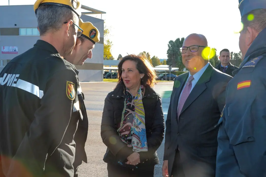 La ministra de Defensa, Margarita Robles, junto a miembros de la Unidad Militar de Emergencias (UME)