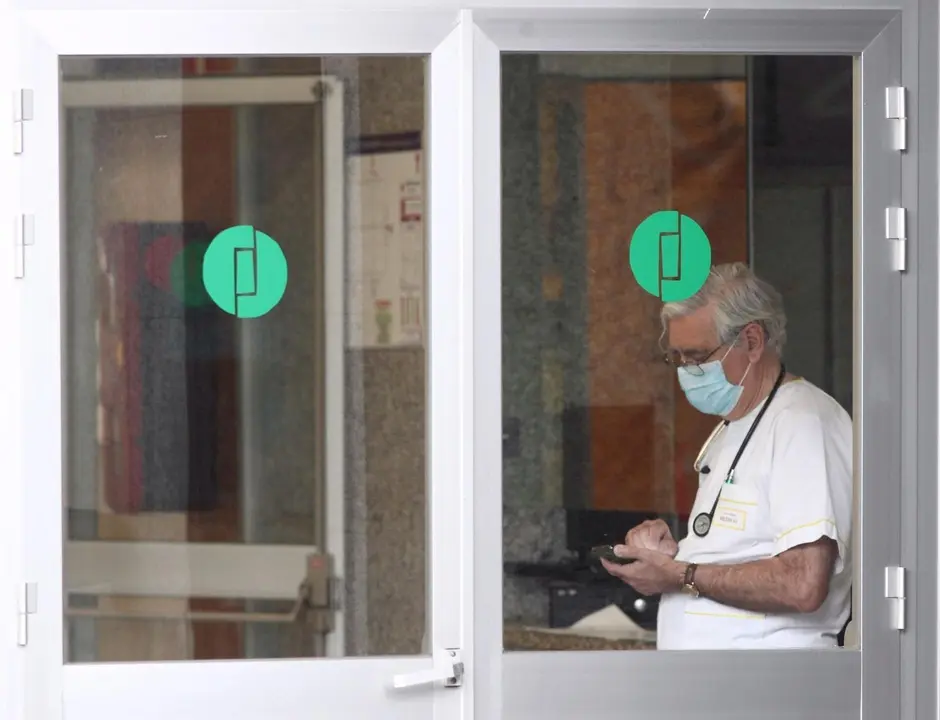 Un miembro del personal sanitario protegido con mascarilla trabaja en Ifema