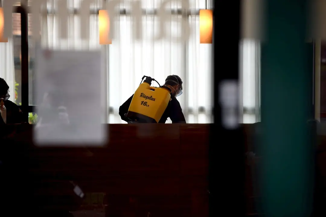 Efectivos de la Unidad Militar de Emergencias (UME) del Ej&eacute;rcito desinfectando una residencia de mayores en Madrid