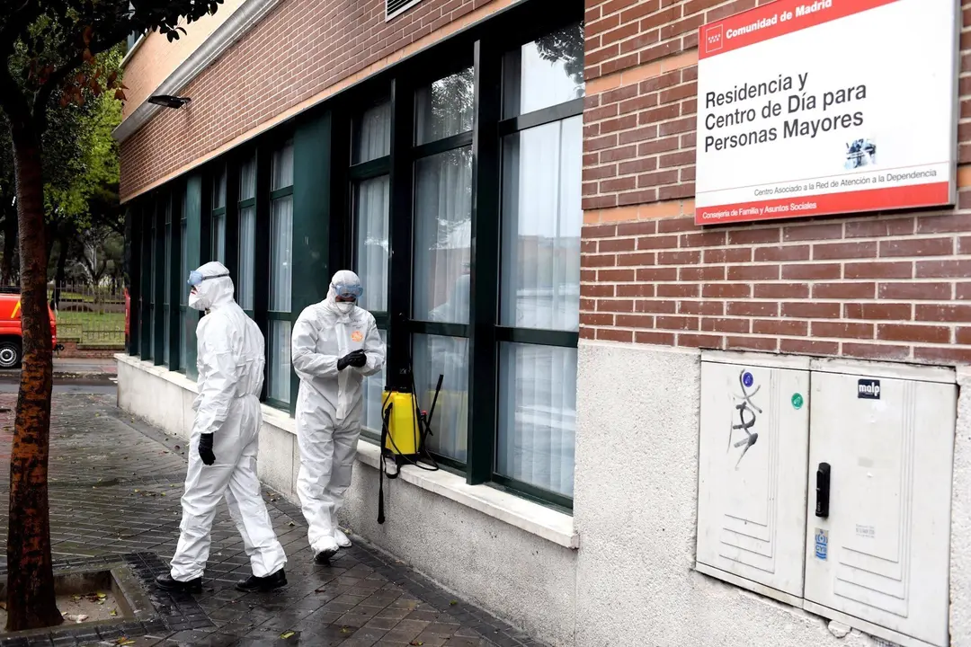 Efectivos de la Unidad Militar de Emergencias (UME) del Ej&eacute;rcito a su llegada a la Residencia de mayores Amavir ubicada en el barrio madrile&ntilde;o de Usera.