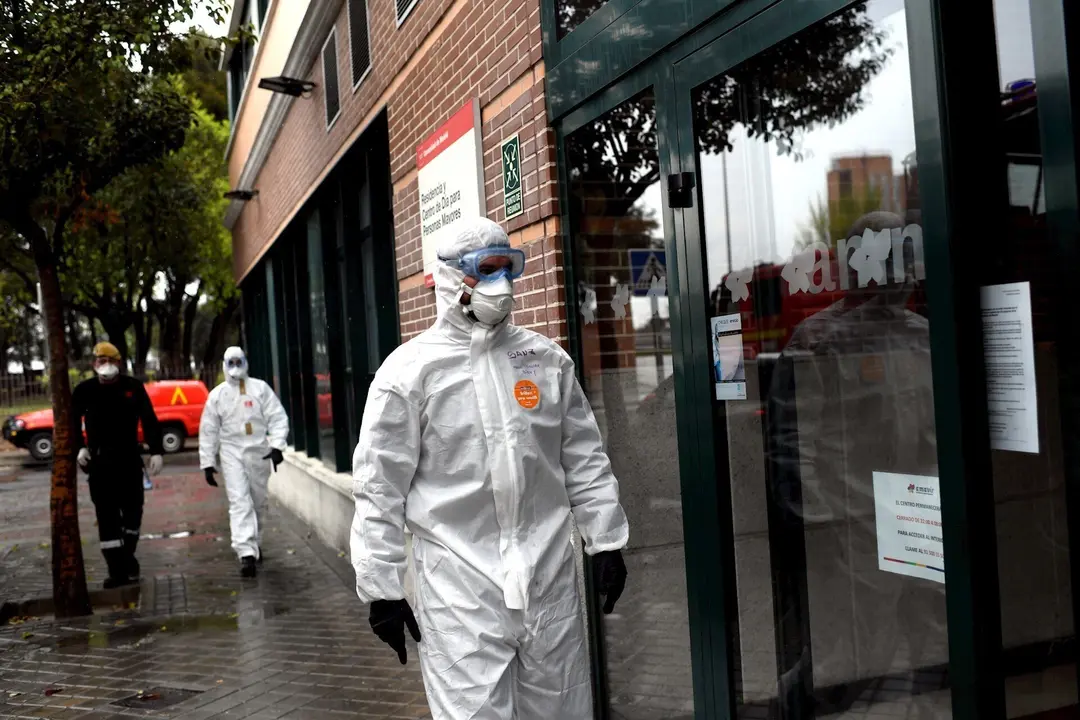 Efectivos de la Unidad Militar de Emergencias (UME) del Ej&eacute;rcito a su llegada a la Residencia de mayores Amavir ubicada en el barrio madrile&ntilde;o de Usera, donde llevar&aacute;n a cabo tareas de desinfecci&oacute;n para evitar as&iacute; la propagaci&oacute;n del coronavirus en los cen