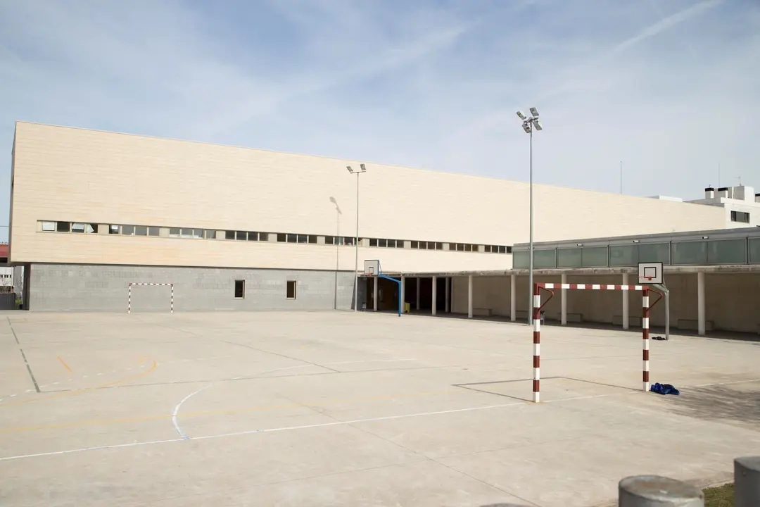 Patio vac&iacute;o en un colegio de Logro&ntilde;o cerrado por el coronavirus.