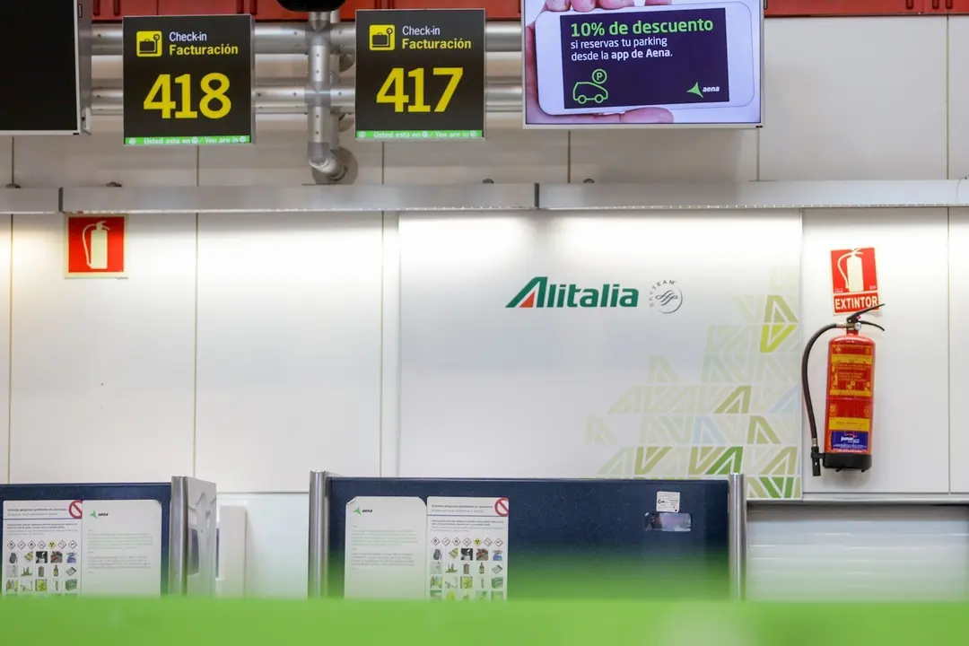 Stand de Alitalia en el aeropuerto Adolfo Suarez-Madrid Barajas tras anunciar este martes el Consejo de Ministros la prohibici&oacute;n de vuelos directos entre Italia y los aeropuertos espa&ntilde;oles como medida para contener la expansi&oacute;n del coronaviru