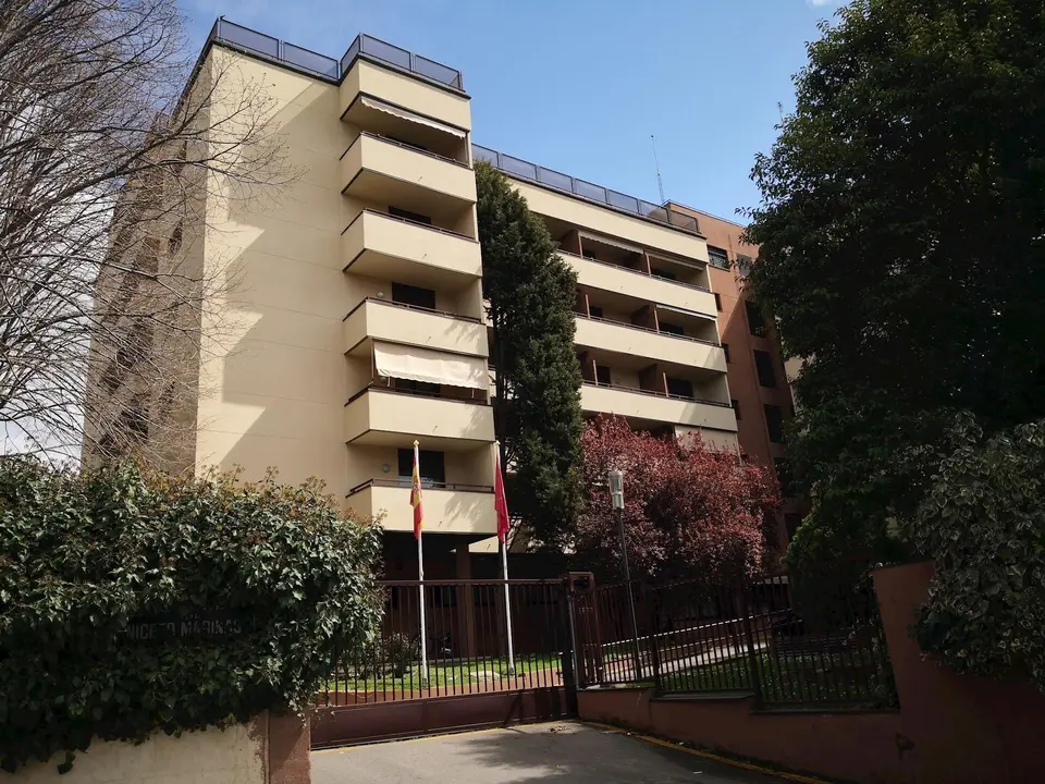 Fachada de la Residencia para Mayores Casasolar, ubicada junto al Puente de los Franceses, donde previsiblemente durante la jornada de hoy, los militares de la UME llevar&aacute;n a cabo tareas de desinfecci&oacute;n