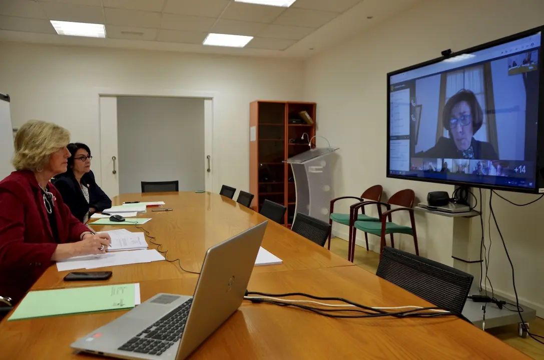 Consejera de Turismo, Marina Lomb&oacute;, en la Comisi&oacute;n Sectorial de Turismo presidida por la secretaria de Estado, Isabel Oliver