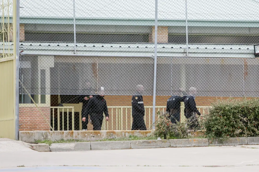 Efectivos de la UME se despliegan en la Prisi&oacute;n de Soto del Real para desinfectar las instalaciones y evitar as&iacute; la expansi&oacute;n del coronavirus, en Soto del Real, Madrid (Espa&ntilde;a), a 20 de marzo de 2020.