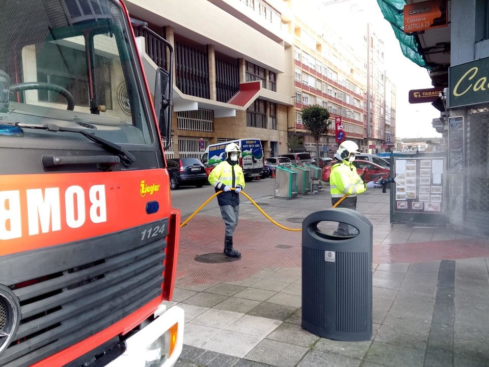 Bomberos de Santander desinfectan las calles de la ciudad