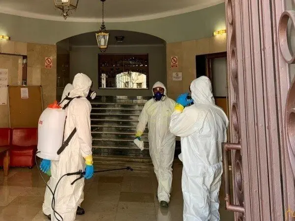 La UME instruye en la residencia universitaria de la Diputaci&oacute;n al personal del GEACAM en desinfecci&oacute;n de interiores