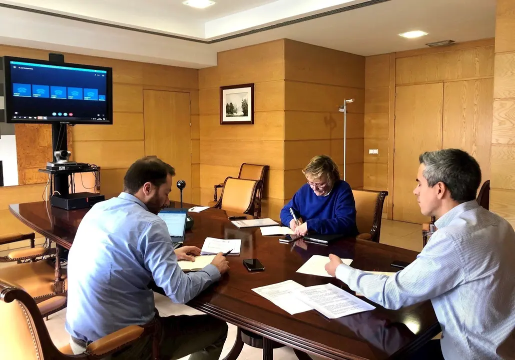 De izda a derecha: El director de la Sociedad Regional de Cultura y Deporte, Jorge Guti&eacute;rrez; el vicepresidente de Cantabria y consejero de Cultura, Pablo Zuloaga, y la directora general de Acci&oacute;n Cultural, Gema Agudo