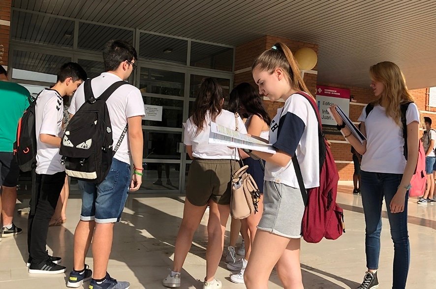 Estudiantes repasan antes de realizar la Selectividad, el año pasado, en la Universidad de Castilla-La Mancha.